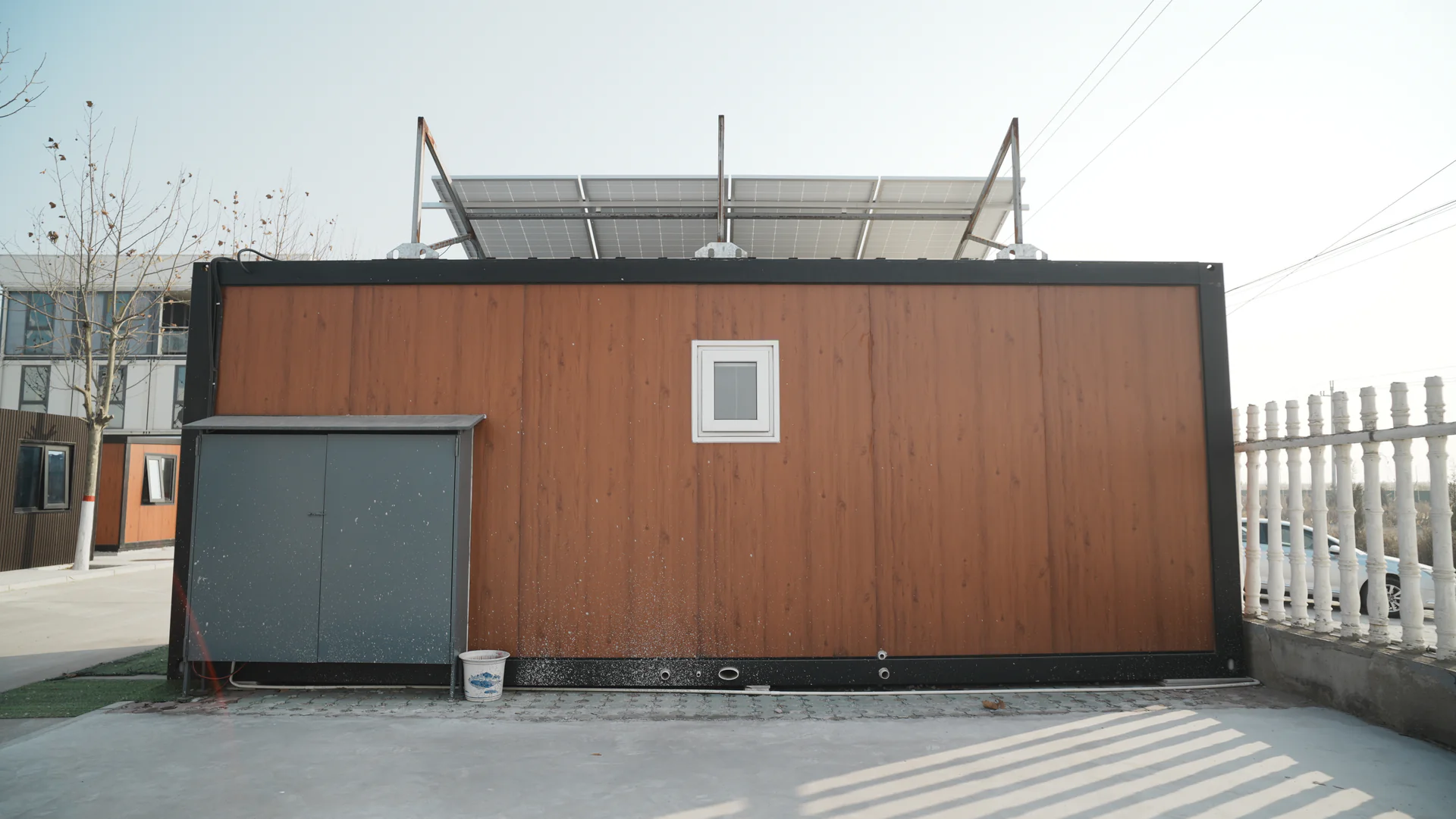 Relocatable modular project building configured with roof-mounted solar panels