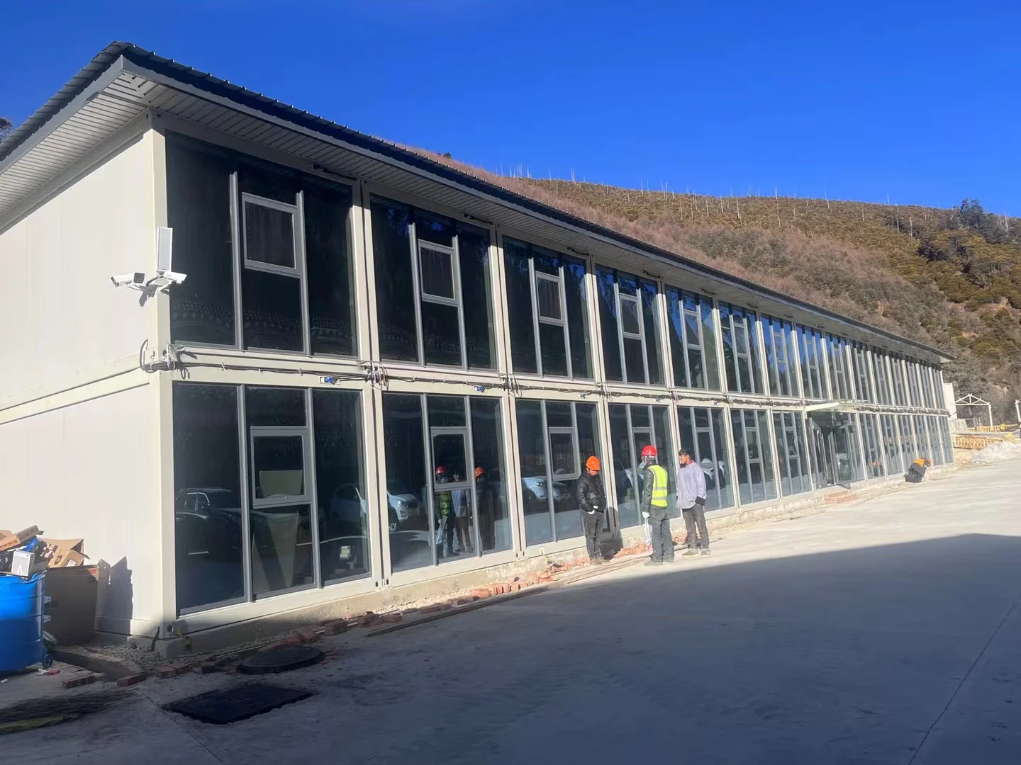 Two-storey modular workforce accommodation building during site installation