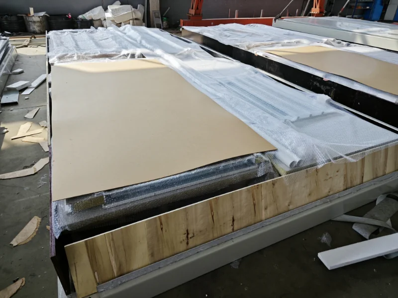 Flat component packages protected with bubble film, board separators and timber edge protection in the factory