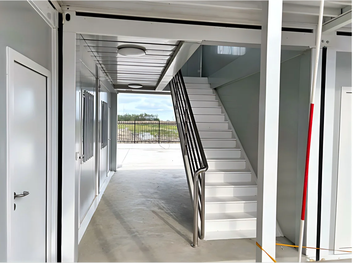 Internal stair and landing configuration in a modular accommodation building