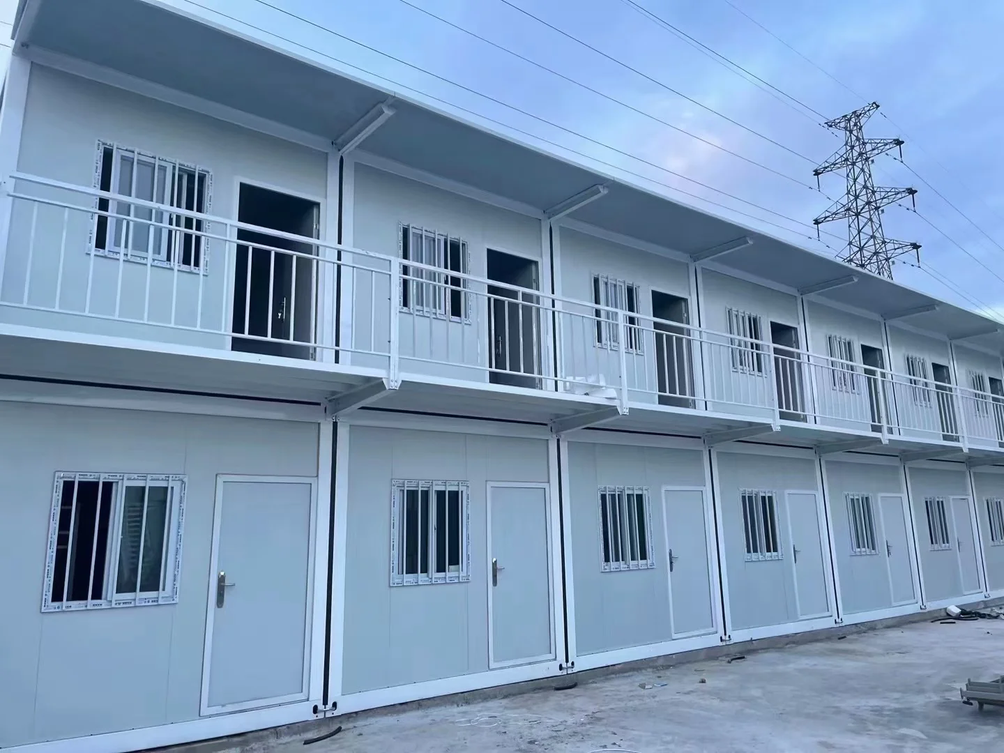Stacked modular accommodation units with upper-level access gallery